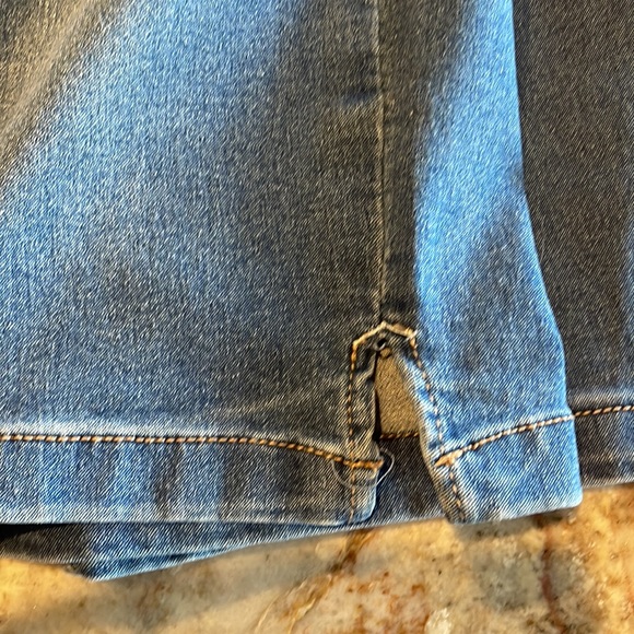 Very cute stretchy Bermuda Jean short - Picture 4 of 4